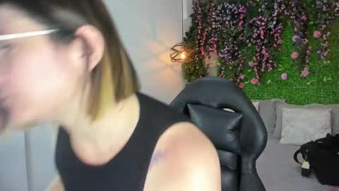 Sarah Deyvis online show from January 2026 04:01:01 PM