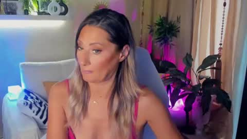 Snapshot of sarahholly chatting on June 2026 01:56:01 PM Divine Sarah NONUDE model online show from June 2026 01:56:01 PM