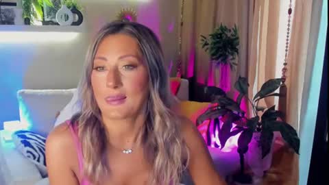Snapshot of sarahholly chatting on June 2026 07:09:01 AM Divine Sarah NONUDE model online show from June 2026 07:09:01 AM
