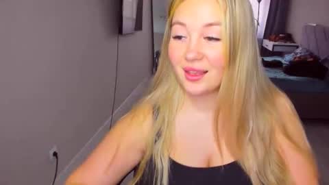 Snapshot of sarahmils chatting on May 2026 02:11:01 PM Sarah online show from May 2026 02:11:01 PM