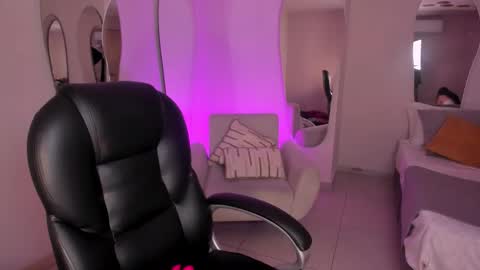 Sarah Rhodes online show from November 2025 12:26:01 PM