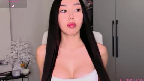 Mia online show from October 2025 08:11:01 AM