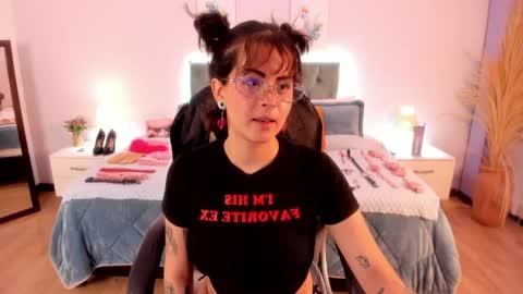 Snapshot of saskia_vellour chatting on April 2026 07:05:02 PM saskia_vellour online show from April 2026 07:05:02 PM