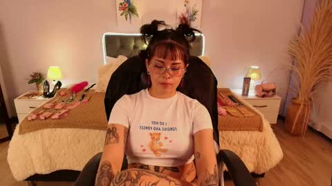 Snapshot of saskia_vellour chatting on April 2026 07:09:01 PM saskia_vellour online show from April 2026 07:09:01 PM