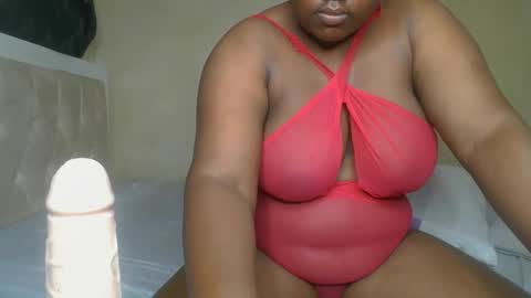 Snapshot of sassie_bee chatting on December 2024 10:43:01 PM sassie_bee online show from December 2024 10:43:01 PM