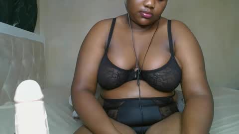 Snapshot of sassie_bee chatting on December 2024 02:23:01 AM sassie_bee online show from December 2024 02:23:01 AM