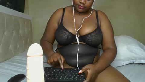 Snapshot of sassie_bee chatting on January 2025 01:58:02 AM sassie_bee online show from January 2025 01:58:02 AM