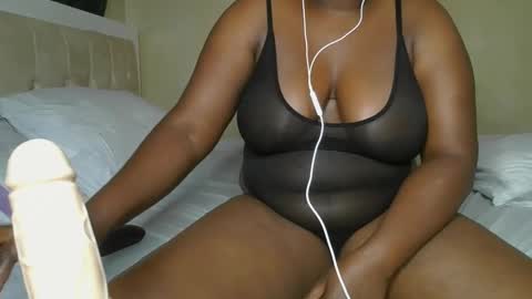 Snapshot of sassie_bee chatting on January 2025 12:24:01 AM sassie_bee online show from January 2025 12:24:01 AM