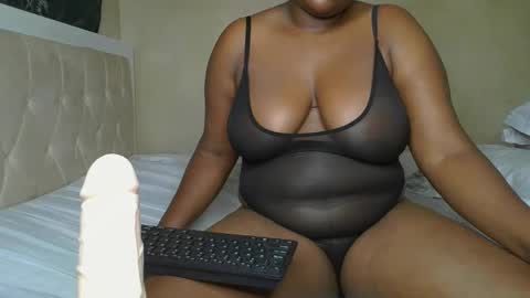 Snapshot of sassie_bee chatting on January 2025 10:59:01 PM sassie_bee online show from January 2025 10:59:01 PM