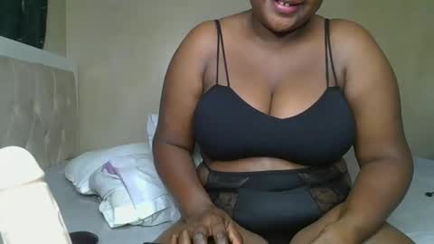 Snapshot of sassie_bee chatting on February 2025 12:18:01 AM sassie_bee online show from February 2025 12:18:01 AM