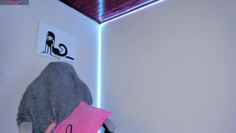    im expecting 300 thumbs up on my altar online show from January 2025 01:06:01 AM