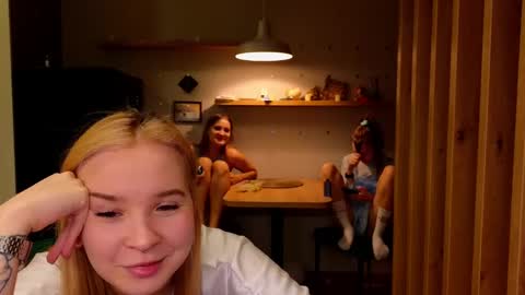 Snapshot of sav_anna chatting on February 2025 05:16:01 PM LUNA and ANNA online show from February 2025 05:16:01 PM