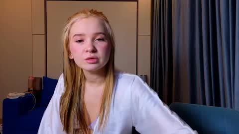 Snapshot of sav_anna chatting on February 2025 05:44:01 PM LUNA and ANNA online show from February 2025 05:44:01 PM