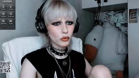 pronoun she. name Mary. age 21. online show from October 2025 10:26:01 AM