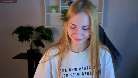 Snapshot of sayl0r_moon chatting on May 2026 09:25:01 AM Kira GMT 7 Mon Thu-Sun 0800am-0200pm online show from May 2026 09:25:01 AM