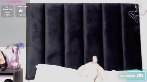 Scarlet Ray  online show from October 2025 11:31:01 AM