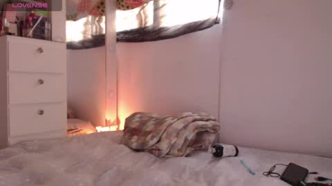 Scarlett Thumb up please help me 100 its important online show from April 2026 09:15:02 PM