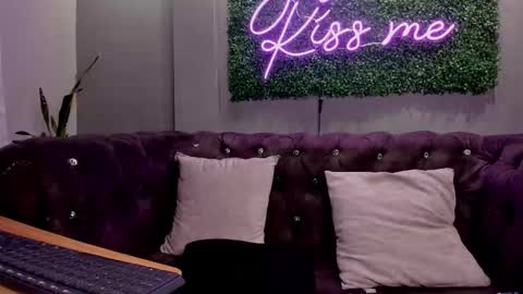 Scarlet online show from November 2025 05:24:01 PM