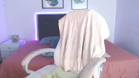 Snapshot of selena_hotmilf chatting on April 2026 05:39:02 PM Selena online show from April 2026 05:39:02 PM