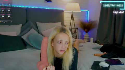 Selena Lily online show from October 2025 01:09:01 PM