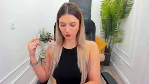 selenaemoore online show from November 2025 07:45:02 PM