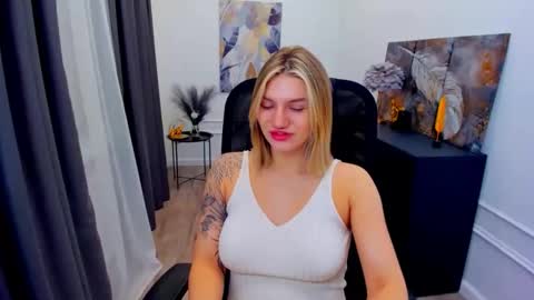 selenaemoore online show from May 2026 03:55:02 AM