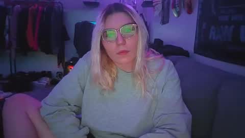 Snapshot of selenebaby chatting on December 2024 11:16:01 PM Selene online show from December 2024 11:16:01 PM