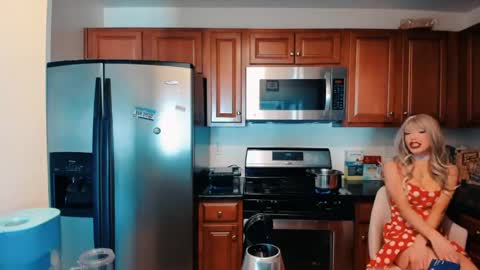 Mia online show from April 2026 08:00:02 PM