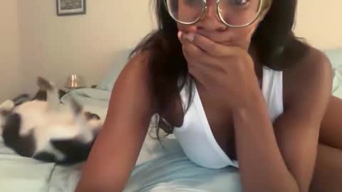 Serenity Bee   online show from December 2025 11:10:02 PM