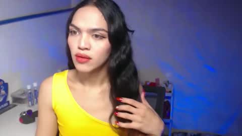 Snapshot of servicedoll18 chatting on November 2025 05:04:01 PM Bella online show from November 2025 05:04:01 PM