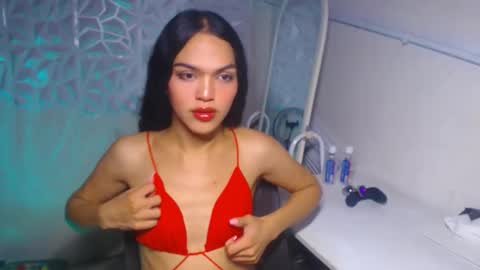 Snapshot of servicedoll18 chatting on November 2025 05:23:02 PM Bella online show from November 2025 05:23:02 PM