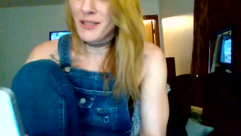Snapshot of sexxileeah42o chatting on March 2026 10:23:01 AM Leeah CloudZzz online show from March 2026 10:23:01 AM