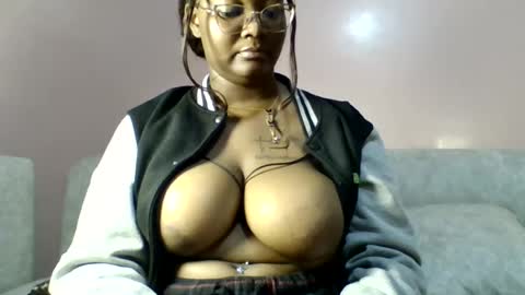 Snapshot of sexy_helle chatting on June 2026 02:03:01 AM sexy_helle online show from June 2026 02:03:01 AM