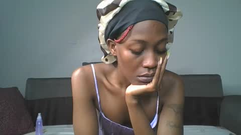 Snapshot of sexy_momah chatting on May 2026 06:29:01 AM SEXY MOMAH online show from May 2026 06:29:01 AM