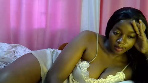 Snapshot of sexy_siera chatting on May 2026 10:33:01 AM laura online show from May 2026 10:33:01 AM
