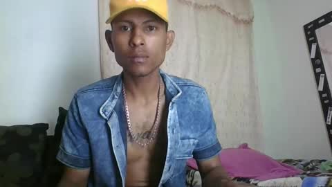 Snapshot of sexyleon69 chatting on November 2025 04:31:02 PM Sexy leon online show from November 2025 04:31:02 PM