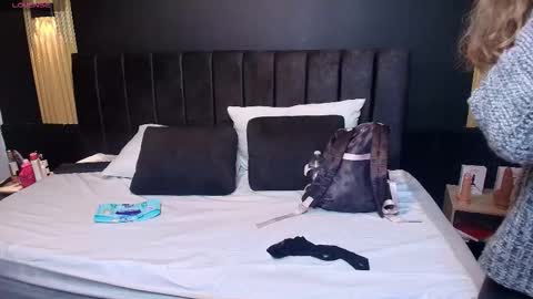 R A C H E L online show from October 2025 12:00:02 PM