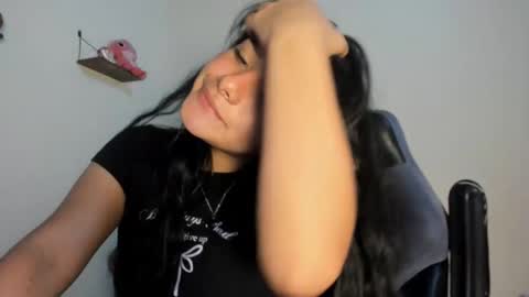 Snapshot of shara_jones chatting on November 2025 04:37:01 AM Sara online show from November 2025 04:37:01 AM