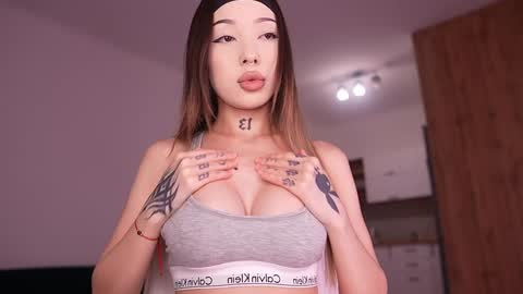 Sharlin  online show from December 2025 12:49:02 AM