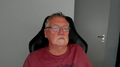 Snapshot of sharlots_pet chatting on April 2026 10:47:02 AM sharlots_pet online show from April 2026 10:47:02 AM