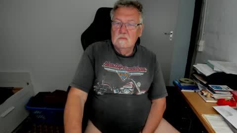 Snapshot of sharlots_pet chatting on April 2026 11:24:01 AM sharlots_pet online show from April 2026 11:24:01 AM