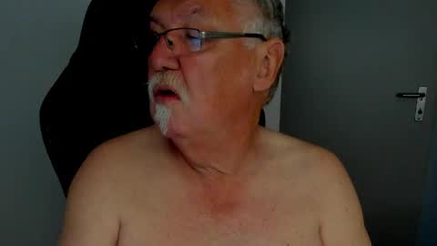 Snapshot of sharlots_pet chatting on April 2026 09:46:01 AM sharlots_pet online show from April 2026 09:46:01 AM