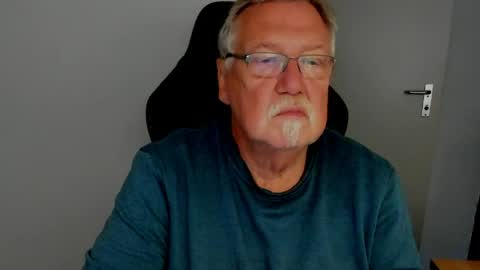 Snapshot of sharlots_pet chatting on May 2026 09:14:01 AM sharlots_pet online show from May 2026 09:14:01 AM