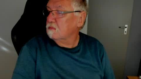 Snapshot of sharlots_pet chatting on May 2026 06:52:01 AM sharlots_pet online show from May 2026 06:52:01 AM