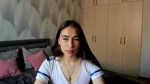 Snapshot of shy_bambiii chatting on June 2026 08:39:01 AM Mika online show from June 2026 08:39:01 AM