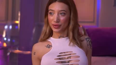 Sienna online show from October 2025 05:21:02 PM