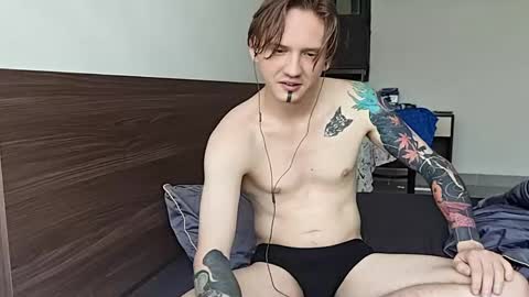 silent_stitch online show from May 2026 08:01:01 AM
