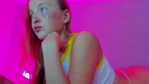 Snapshot of silky_huzelnut chatting on September 2025 08:25:01 AM Mila online show from September 2025 08:25:01 AM