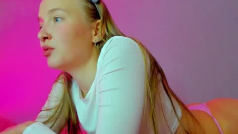 Snapshot of silky_huzelnut chatting on October 2025 09:07:01 AM Mila online show from October 2025 09:07:01 AM
