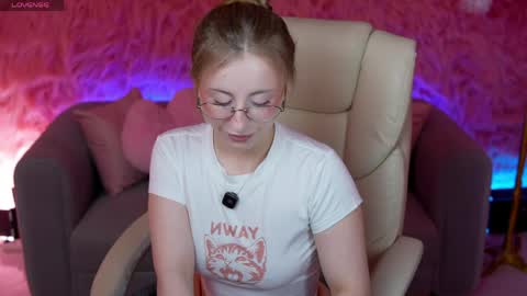 Snapshot of silverrmoon chatting on May 2026 06:44:02 AM Kristina Kris online show from May 2026 06:44:02 AM